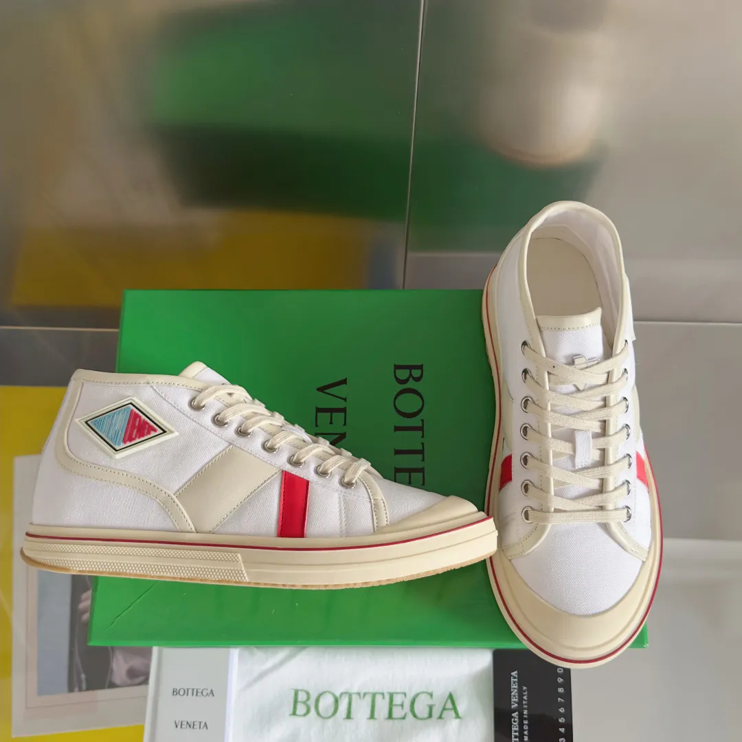 Top version: Couple model 580💰 Bottega Veneta Bottega Veneta BV’s latest Eliot series retro basketball shoes casual sports canvas shoes Bottega Veneta 2025 spring and summer show new shoes Eliot is on the market. Inspired by retro basketball sneakers, the color combination highlights youthful vitality and perfectly interprets the theme of youth and childlike innocence. The details are also very particular. The summer canvas brings excellent durability and comfort. Designs such as calfskin trim, rubber toe caps and hand-painted retro red lines are full of retro feel. The round toe and convex sole add a modern feel. Exquisite packaging at the delivery counter🛍📦 ▪️Fabrics: Original customized high-density canvas + cowhide ▪️Inner lining: Original customized breathable canvas ▪️Sole: Original open-molded anti-slip TPU material ▪️Sole thickness: 3CM ▪️Size: Women’s 35-41 / [Men’s 39-45 pre-sale]